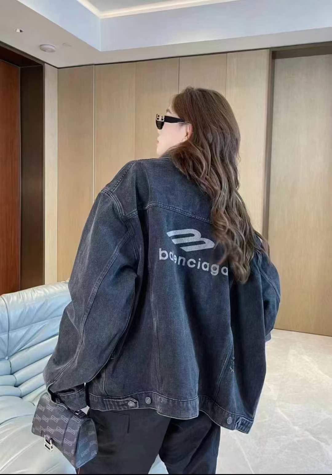 سترة دنيم من بالينسياغا – مقاس XS (مستعملة)63828080019073114