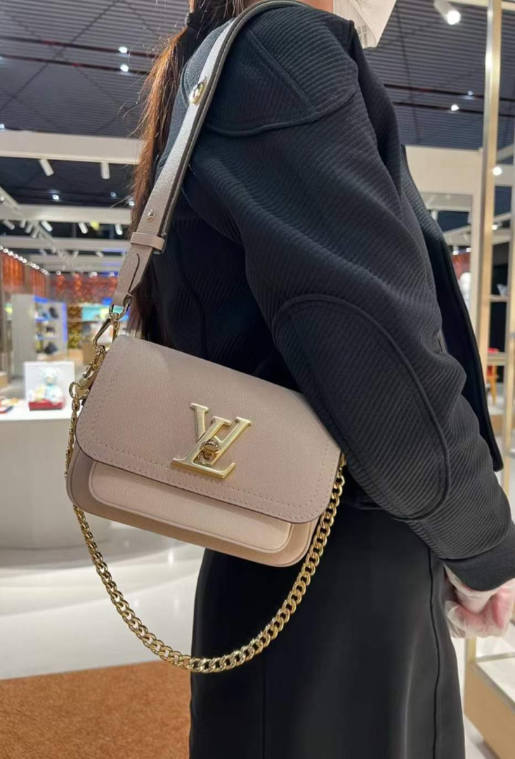 Louis Vuitton LockMe Tender Bag – Grained Calfskin | Like New (98%)63228176208771111