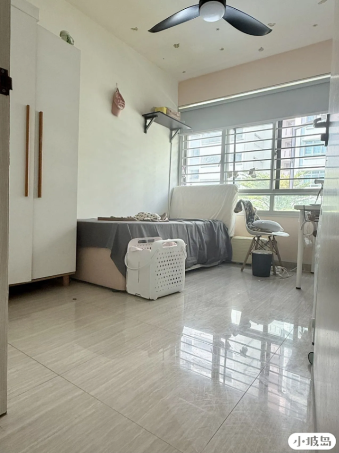 Private room with large window in quiet Cardi area, available for female tenants only63373780490113112