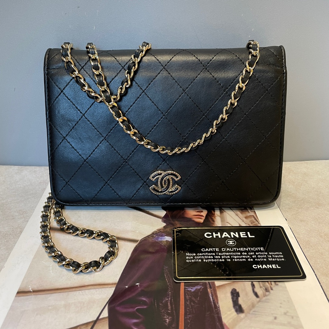 Chanel/Chanel Bolso WOC en piel de cordero negro dorado
