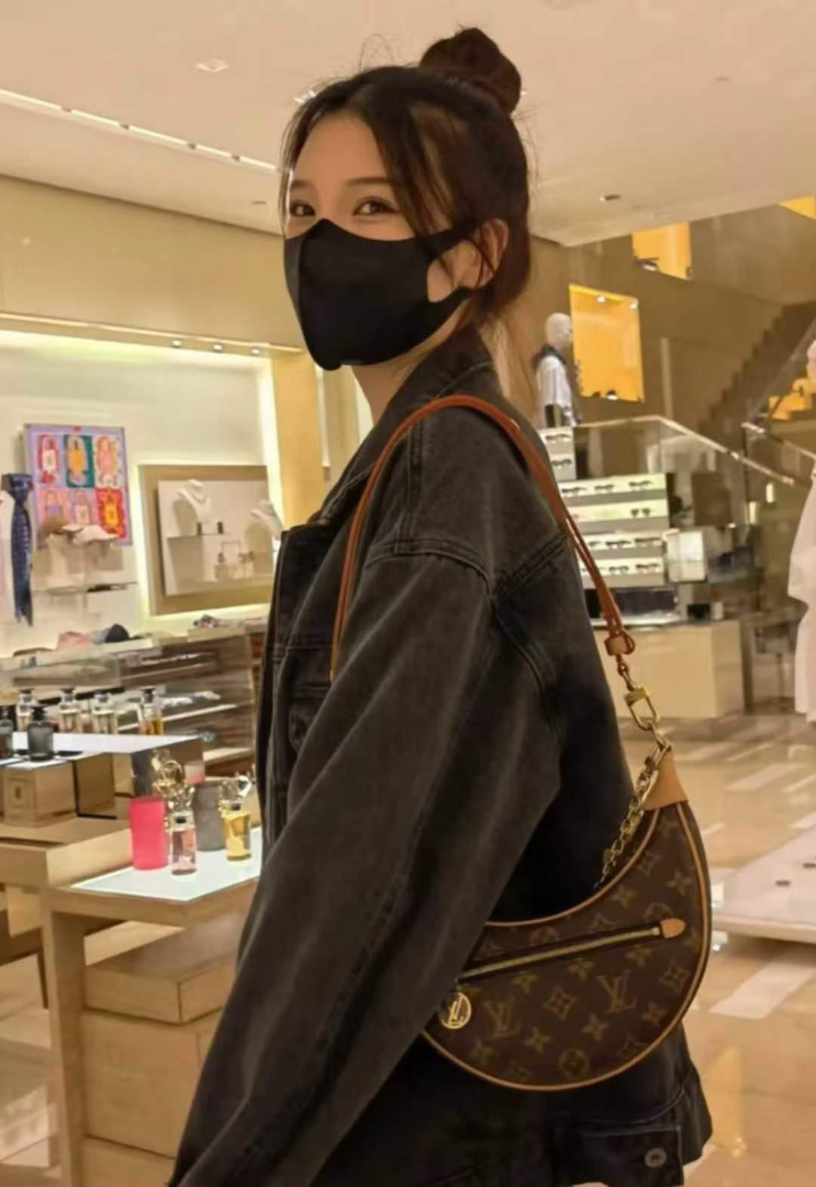 Louis Vuitton Loop Bag – Monogram Canvas Crescent Style | 97% New63227620987907111