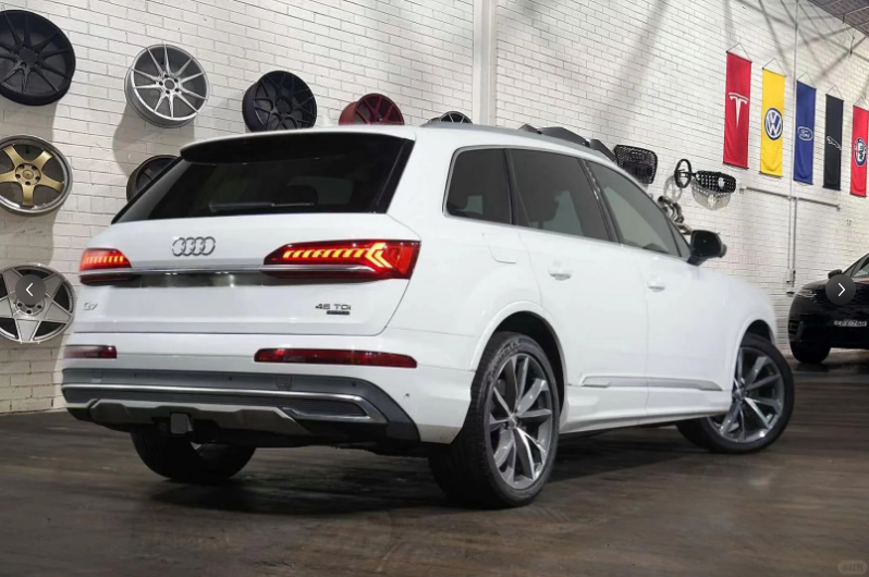 Completely smitten with this white Audi Q764686136096387111