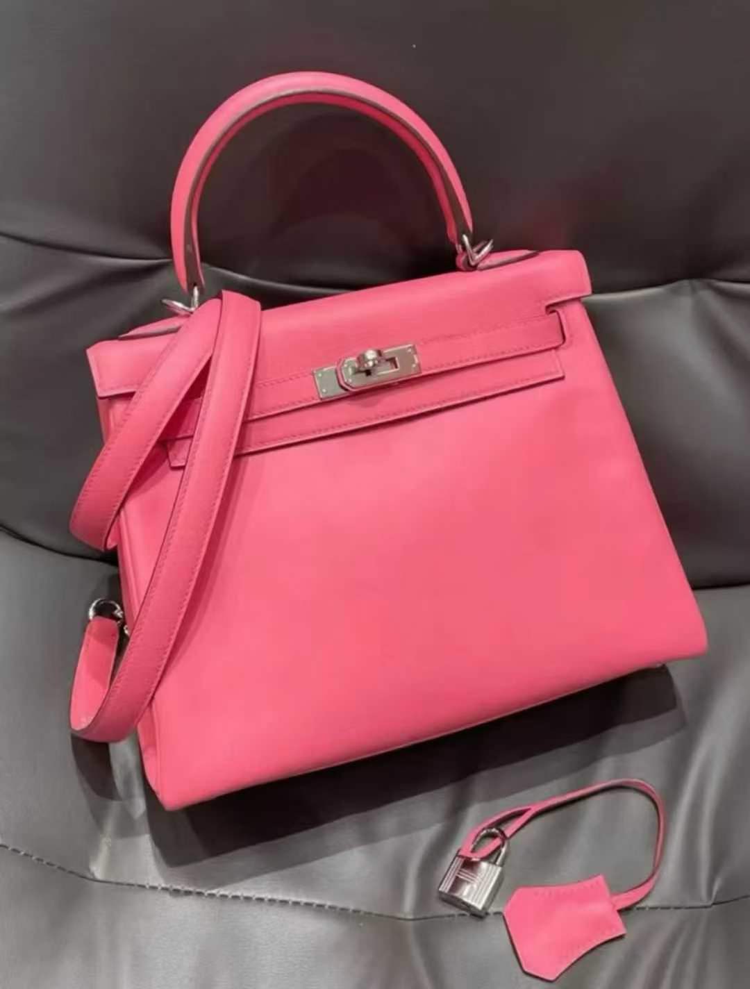Hermès Kelly 25 – 8W Rose Azalée (وردي أحمر كأحمر الشفاه الجديد)63817238114305110