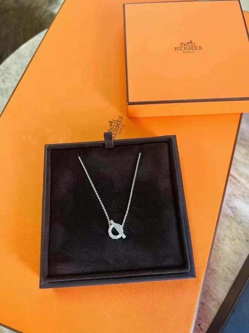 Hermès Finesse Pendant Necklace – Diamond “Q” Design | Full Set | Like New63228039562241110
