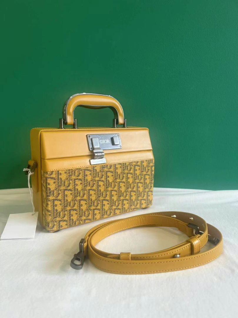 حقيبة داريوال vintage بقفل – صفراء بعلامة داريوال | مستعملة | للجنسين9 حقيبة داريوال vintage بقفل – صفراء بعلامة داريوال | مستعملة | للجنسين63228201127298119