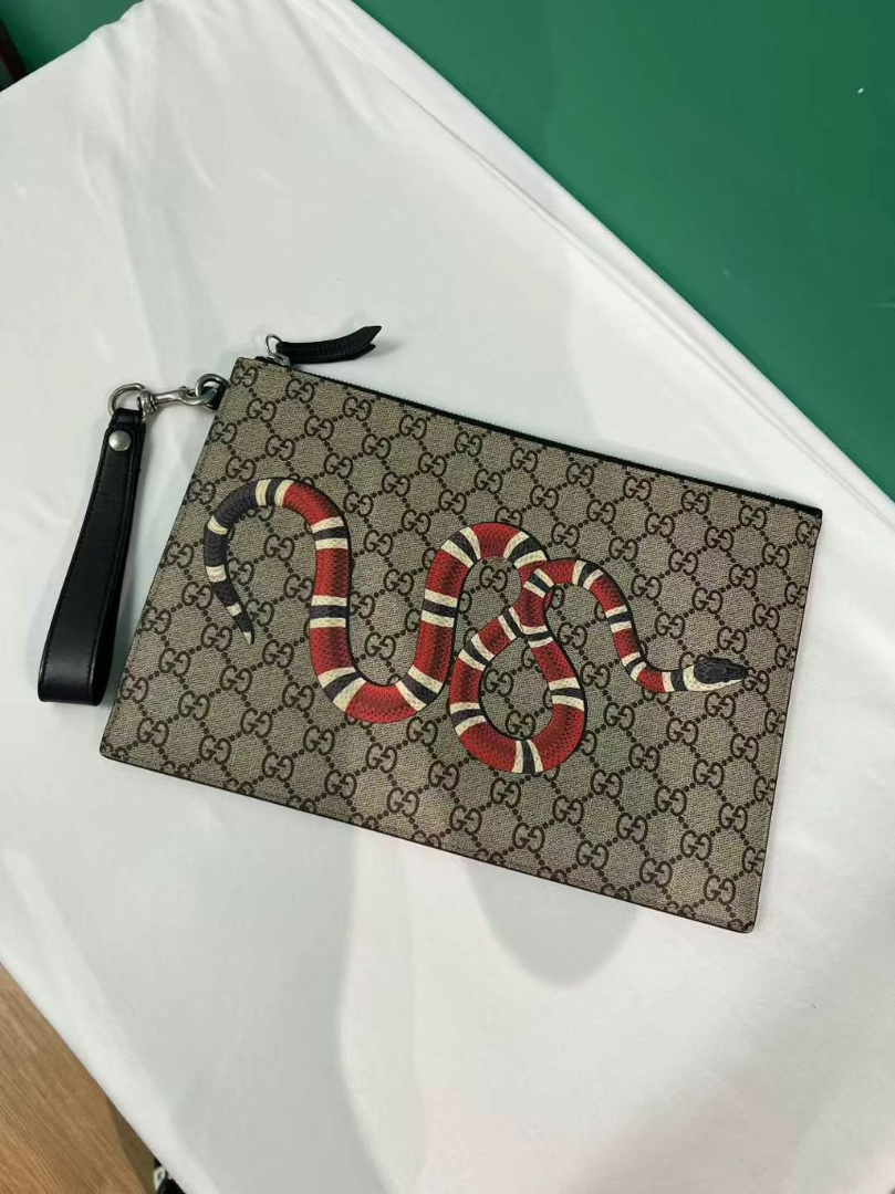 Gucci GG Supreme Kingsnake Clutch – Bold Statement | 95% New63228002980866110
