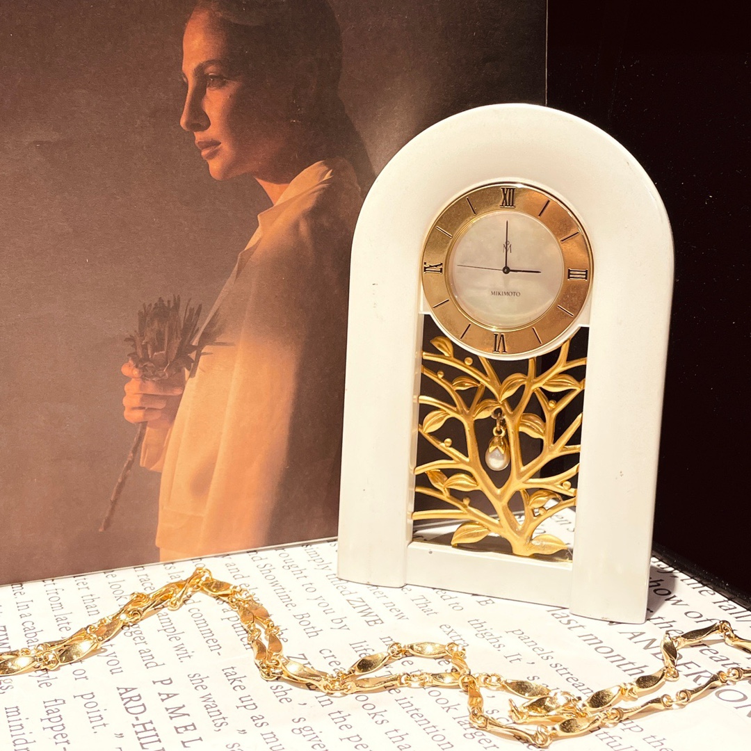 Reloj de péndulo con colgante de perla y esmalte MIKIMOTO / Mikimoto