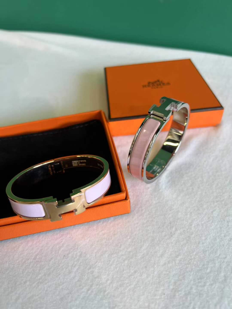Hermès Clic H Bracelet – Pink Enamel PM (Small) | Classic & Elegant63227753839107110