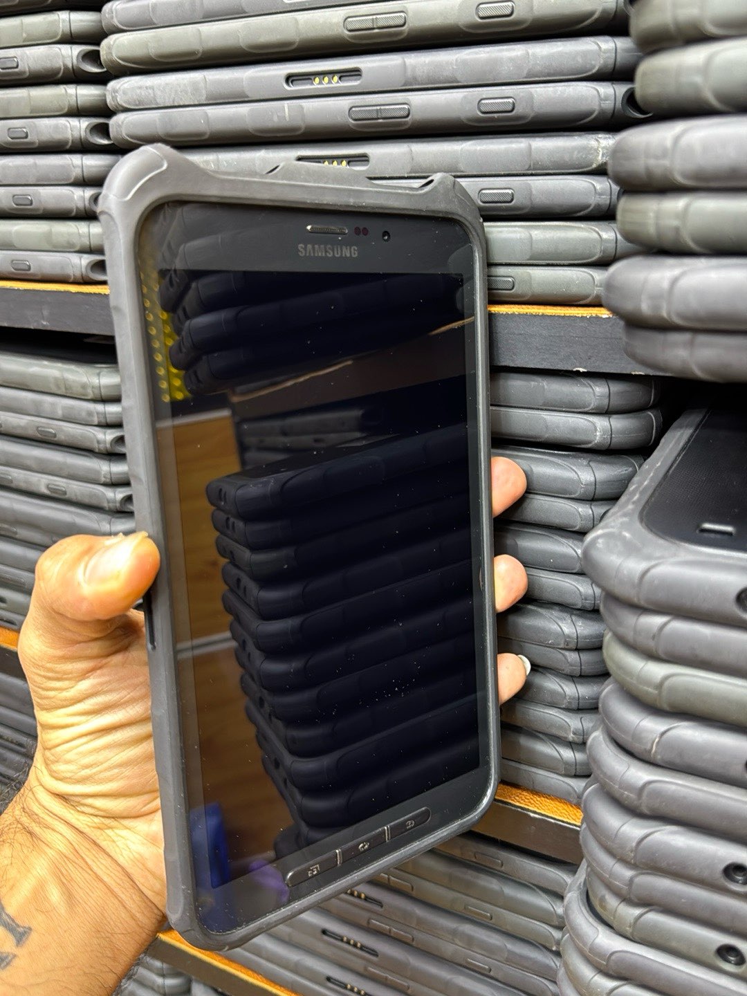 Tablet Samsung active ￼1.  2GB RAM 16 GB storage ￼63449700743170111