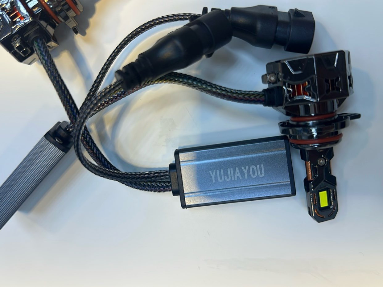 Automotive LED64389112372225111