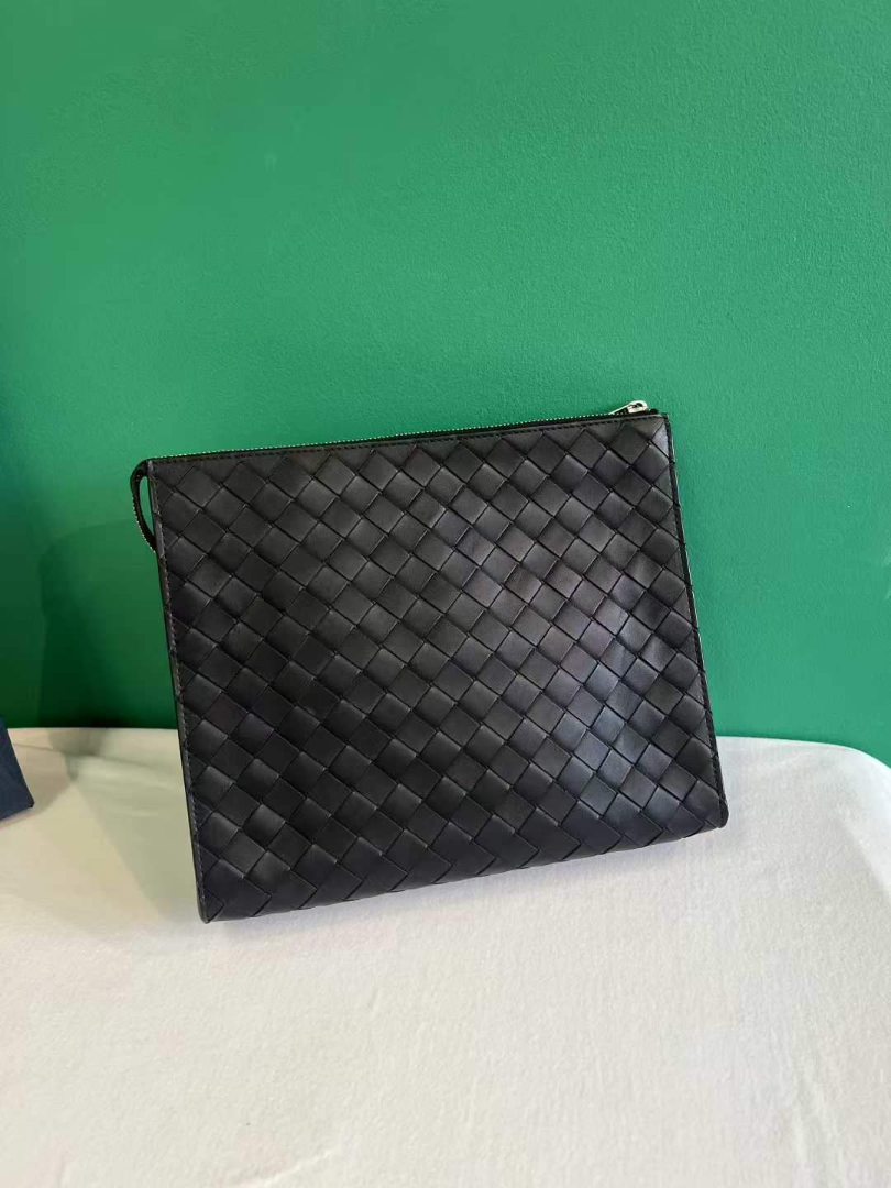 Bottega Veneta Intrecciato Leather Pouch – Excellent Condition63227793111298110