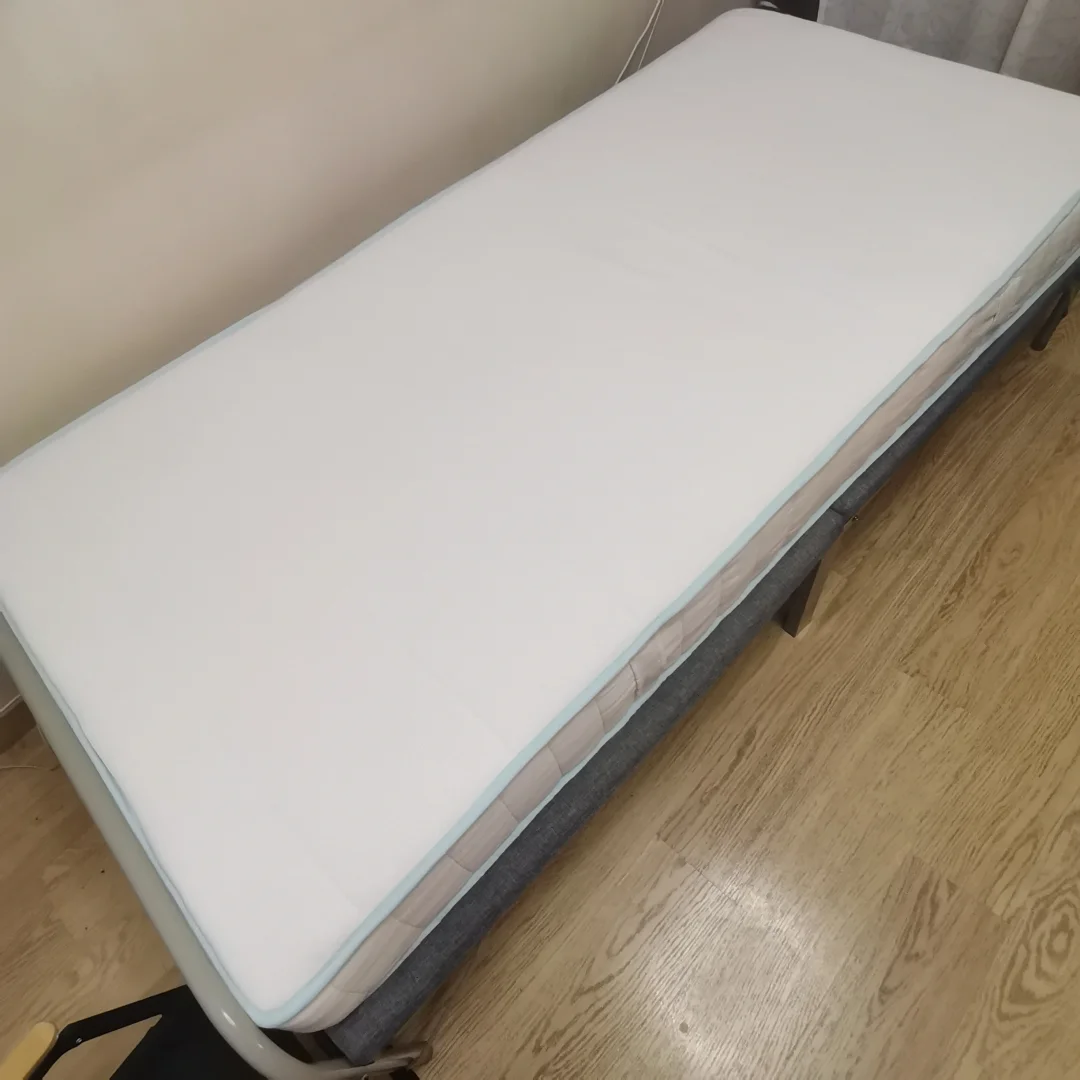 The bed frame and mattress are free of charge.63446952846467110